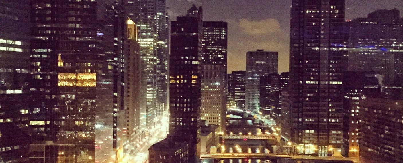 シカゴ、リッツカールトンホテルから見下ろす夜のビル街